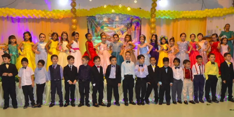 Alunos com trajes para baile infantil